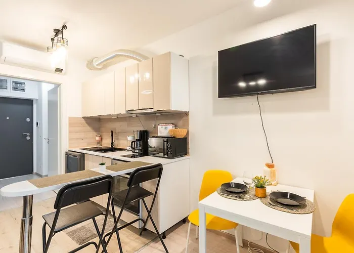 Modern Newly-Built Home By The New York Cafe