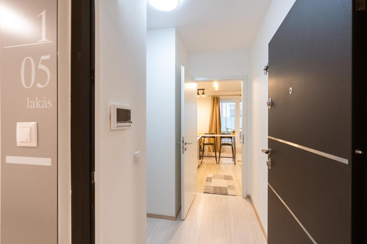 Modern Newly-built By The New York Cafe Apartament