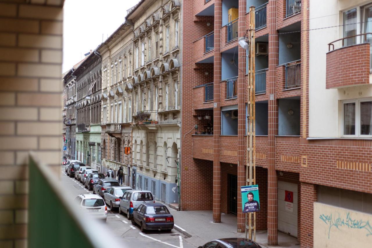 Modern Newly-built By The New York Cafe Apartament