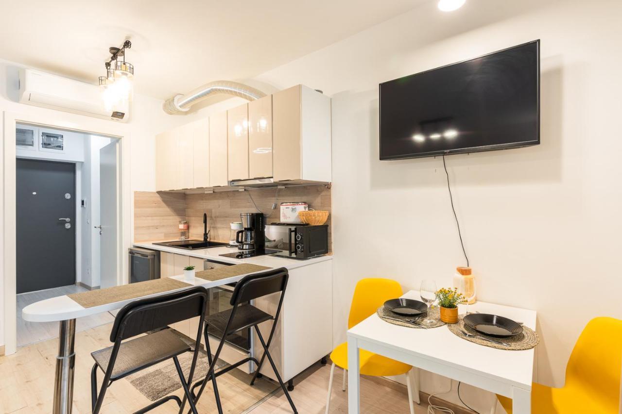Modern Newly-built By The New York Cafe Apartament