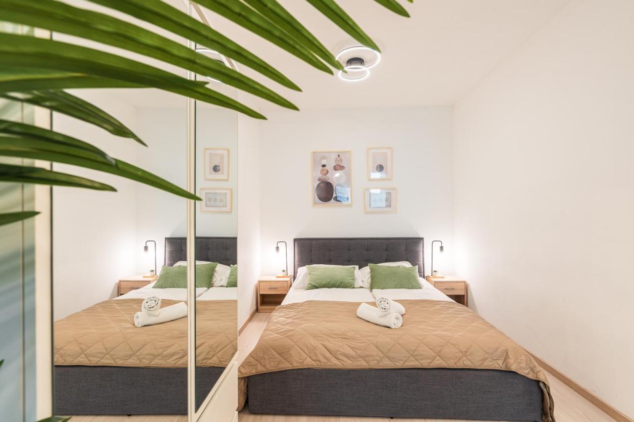 Modern Newly-built By The New York Cafe Apartament